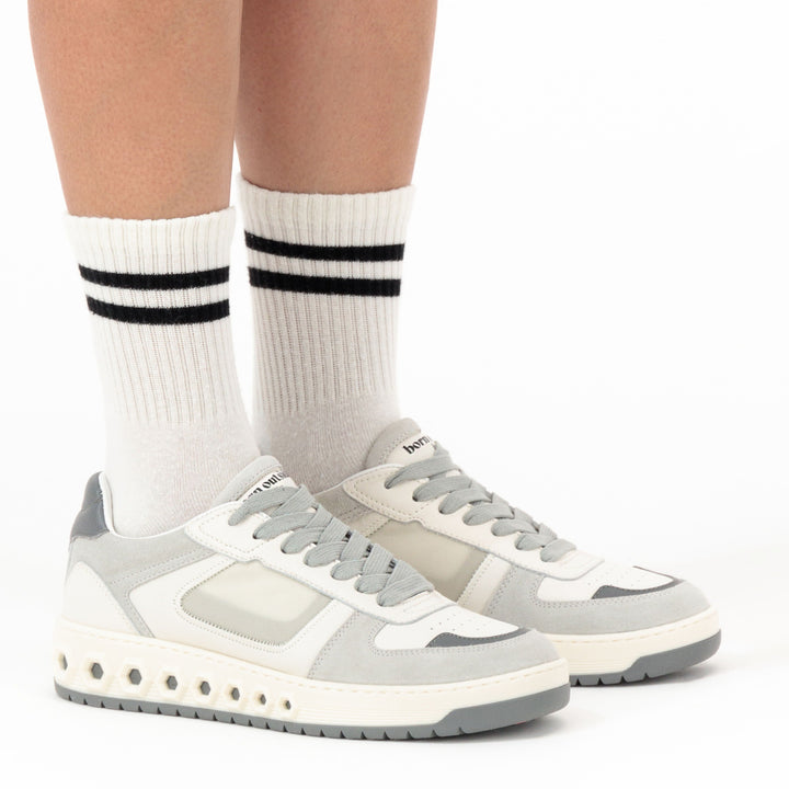 Sneaker 001 in Eclipse gray: legs down 2